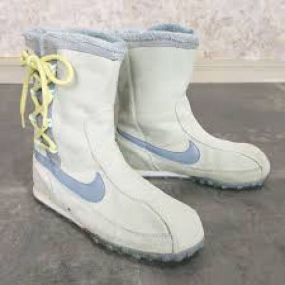 Nike Boots | 7 womens or 5.5 Youth - Picture 1 of 4
